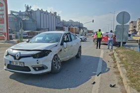 Samsun Bafra'da Pakun kavşağında iki araç çarpıştı, 3 kişi yaralandı