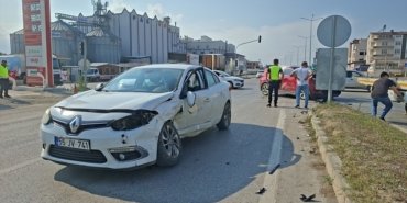 Samsun Bafra'da Pakun kavşağında iki araç çarpıştı, 3 kişi yaralandı