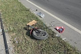 Samsun Bafra'da motosiklet, elektrikli bisiklet sürücüsüne çarparak 2 kişiyi yaraladı