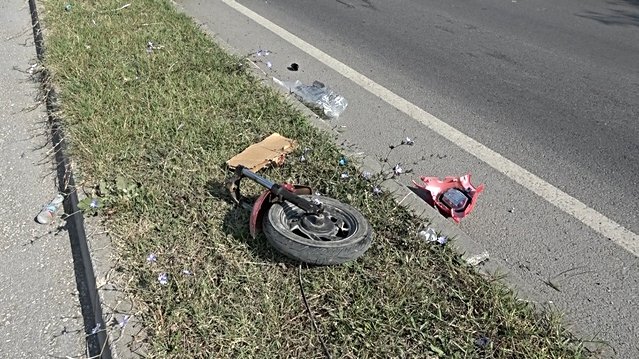 Samsun Bafra'da motosiklet, elektrikli bisiklet sürücüsüne çarparak 2 kişiyi yaraladı