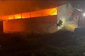 Samsun Bafra'da ot kırma makinesinden çıkan yangında 400 ton yonca yandı