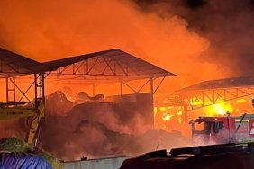 Samsun Bafra'da saman deposunu saran alevlere itfaiye ekipleri müdahale ediyor