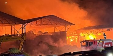 Samsun Bafra'da saman deposunu saran alevlere itfaiye ekipleri müdahale ediyor