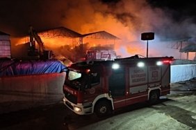 Samsun Bafra'da yaklaşık 5 bin balyalık saman depoları yangınına müdahale sürüyor