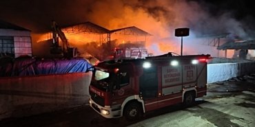Samsun Bafra'da yaklaşık 5 bin balyalık saman depoları yangınına müdahale sürüyor