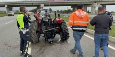 Samsun Çarşamba Havalimanı Kavşağı'nda kamyonet traktöre çarptı, 2 sürücü yaralandı