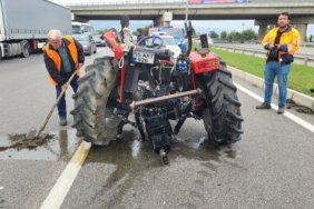 Samsun Çarşamba'da kamyonet, aynı yöndeki traktöre çarptı; 2 sürücü yaralandı.