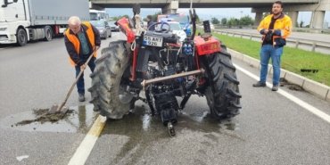 Samsun Çarşamba'da kamyonet, aynı yöndeki traktöre çarptı; 2 sürücü yaralandı.