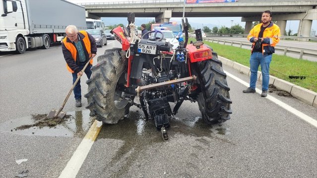 Samsun Çarşamba'da kamyonet, aynı yöndeki traktöre çarptı; 2 sürücü yaralandı.
