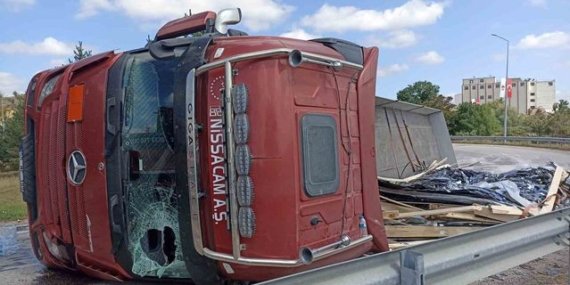 Samsun Havza'da cam yüklü tır virajda devrildi, yol 3 saat kapandı