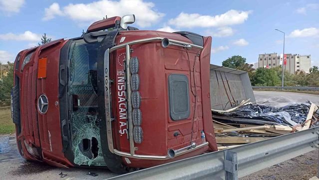 Samsun Havza'da cam yüklü tır virajda devrildi, yol 3 saat kapandı