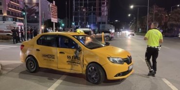 Samsun İlkadım'da Cumhuriyet Meydanı'nda iki taksi çarpıştı, sürücüler yaralandı