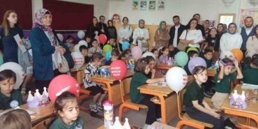 Samsun İlkadım'da Uyum Haftası'nda minik öğrenciler palyaço gösterisiyle karşılandı