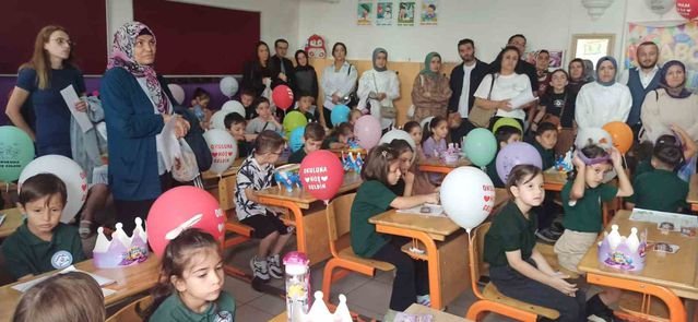 Samsun İlkadım'da Uyum Haftası'nda minik öğrenciler palyaço gösterisiyle karşılandı