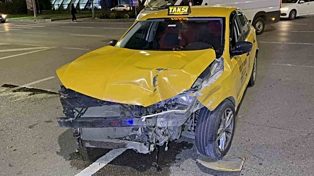Samsun İlkadım'da çarpışan iki ticari taksiden 2 sürücü yaralandı