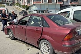 Samsun İlkadım'da iki araç çarpıştı, yaralanan 2 kişi hastaneye kaldırıldı