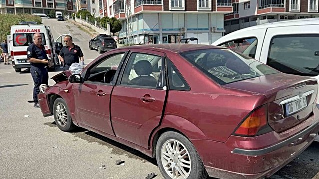 Samsun İlkadım'da iki araç çarpıştı, yaralanan 2 kişi hastaneye kaldırıldı