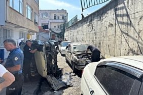 Samsun İlkadım'da istinat duvarından araçların üzerine düşen pikaptaki 2 kişi yaralandı