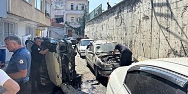 Samsun İlkadım'da istinat duvarından araçların üzerine düşen pikaptaki 2 kişi yaralandı