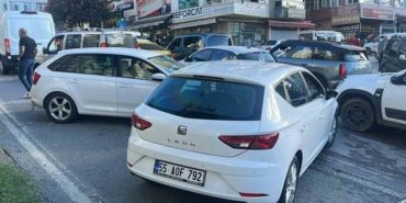 Samsun İlkadım'da kontrolden çıkan otomobil karşı şeritteki araca çarptı, 2 kişi yaralandı
