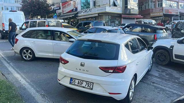 Samsun İlkadım'da kontrolden çıkan otomobil karşı şeritteki araca çarptı, 2 kişi yaralandı