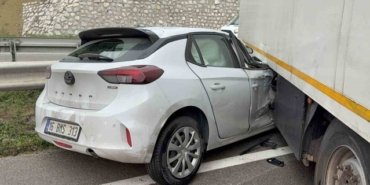 Samsun Kavak'ta tırın dorsine çarpan otomobilin sürücüsü ile tır şoförü yaralandı
