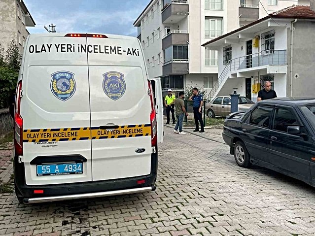 Samsun Kavak'ta yakınları 49 yaşındaki şahsı evinde silahla vurulmuş halde buldu