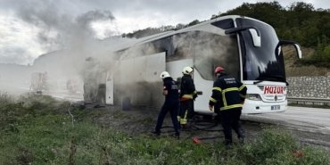 Samsun Kavak'ta yolcu otobüsünde çıkan yangın aracı kullanılamaz hale getirdi