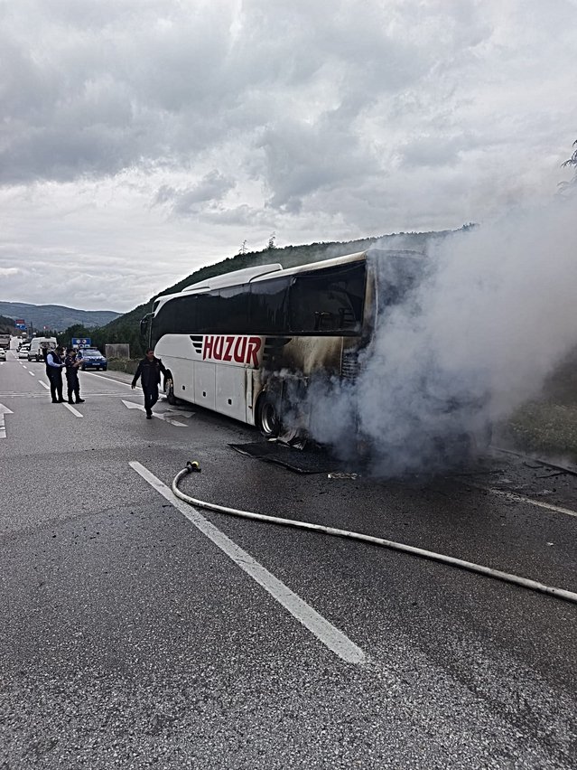 Samsun Kavak'ta yolcu otobüsünde motor yangını çıktı, araç kullanılamaz hale geldi