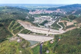Samsun Salıpazarı'nda baraj şantiyesinde işçi, kolunu makineye kaptırarak ağır yaralandı