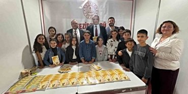 Samsun Vezirköprü'de 15 öğrenci, yazdıkları masalları Kitap Günleri'nde tanıttı