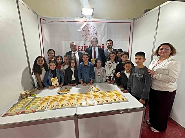 Samsun Vezirköprü'de 15 öğrenci, yazdıkları masalları Kitap Günleri'nde tanıttı