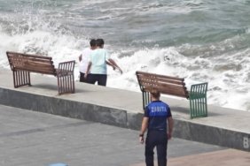 Samsun Yakakent'te sert dalgalara rağmen sahilde oynayan iki çocuk zabıtaca uyarıldı