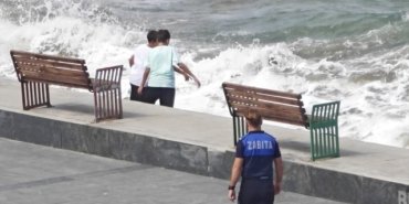 Samsun Yakakent'te sert dalgalara rağmen sahilde oynayan iki çocuk zabıtaca uyarıldı