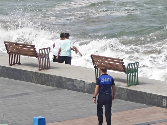 Samsun Yakakent'te sert dalgalara rağmen sahilde oynayan iki çocuk zabıtaca uyarıldı