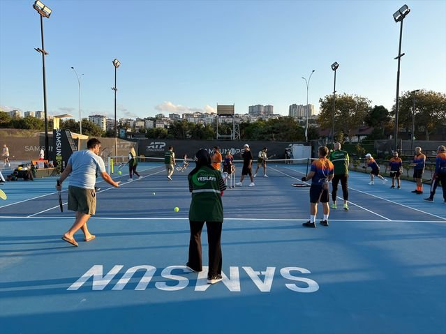 Samsun Yeşilay Spor Kulübü gençlere tenis eğitimi verdi