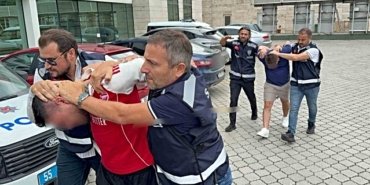 Samsun'da 15 yıl 7 ay 15 gün hapis cezasıyla aranan hükümlü 2 kişiyle yakalandı