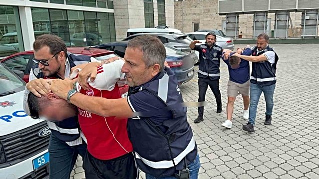Samsun'da 15 yıl 7 ay 15 gün hapis cezasıyla aranan hükümlü 2 kişiyle yakalandı