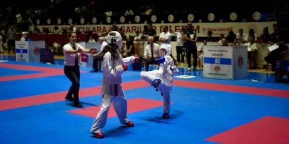 Samsun'da 7 ülkeden 1247 sporcu karate şampiyonasında mücadele ediyor
