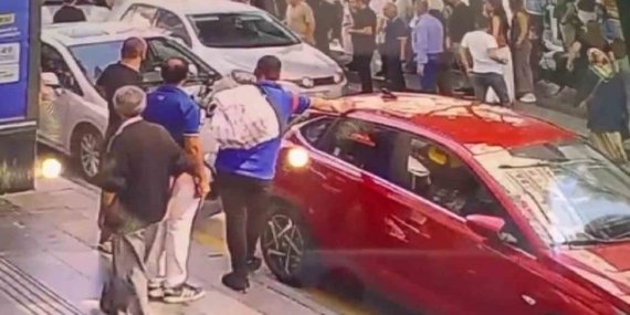 Samsun'da 70 yaşındaki kadın ve torununa çarpan sürücü kamerada, gözaltına alındı