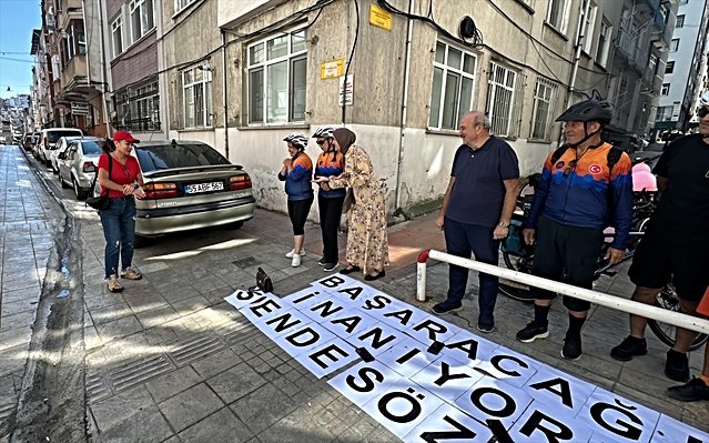 Samsun'da Bilge Pedallar, kanser tedavisi gören Arzu Şimşek'e balonlu sürpriz yaptı