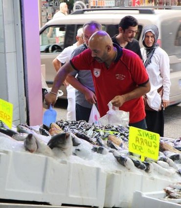 Samsun'da av yasağının sona ermesiyle tezgahlarda palamut bolluğu: 400 gramlık palamut 150 liradan satışta