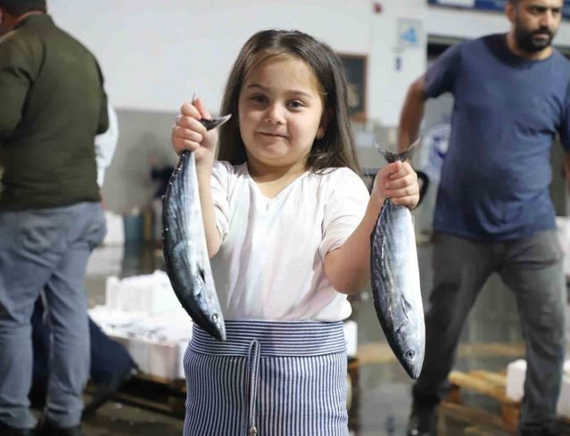 Samsun'da balık mezadında palamut ve hamsi bolluğu yaşanıyor, fiyatlar cep yakmıyor