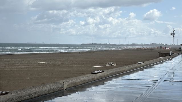 Samsun'da dalga ve rüzgar uyarısı nedeniyle bugün denize girilmemesi istendi
