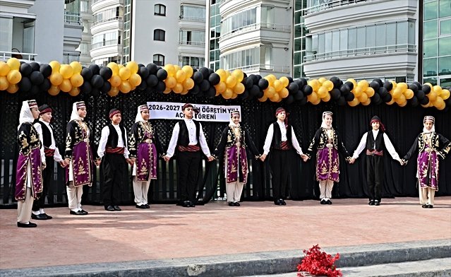 Samsun'da eğitim öğretim yılı Arıburnu İlkokulunda düzenlenen törenle açıldı
