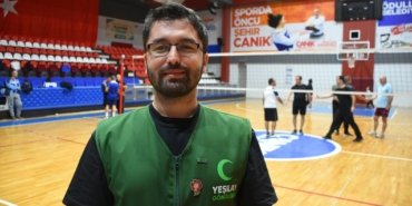 Samsun'da kurum müdürleri Yeşilay öncülüğünde bağımlılığa karşı voleybol oynadı