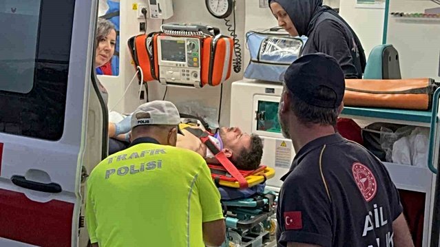Samsun'da otomobil çöp konteynerine çarptı, sürücü ile yanındaki kişi yaralandı