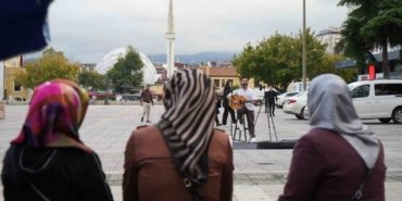 Samsun'da sokak müzisyeni Sadık Keleş, 3 noktada 2'şer saat şarkı söylüyor