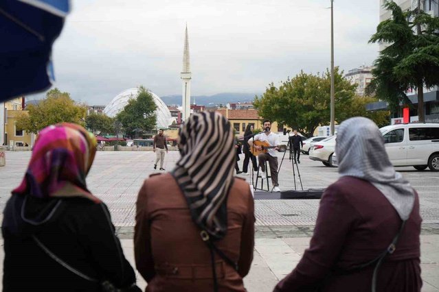 Samsun'da sokak müzisyeni Sadık Keleş, 3 noktada 2'şer saat şarkı söylüyor