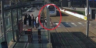 Samsun'da tramvayın önüne koşan kız çocuğunu güvenlik görevlisi son anda kurtardı